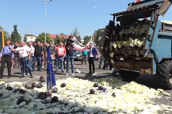 Protest rolników w Sieradzu - „To nie jest nasza flaga” [Wideo]