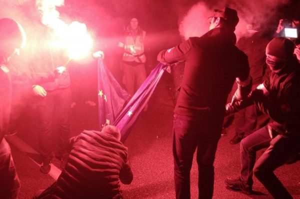 Policja wyznaczyła nagrodę 5 tys. za wyznaczenie sprawcy spalenia flagi UE - MW zgłasza się po odbiór nagrody