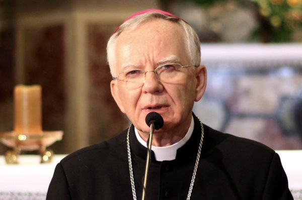 Akcja #MuremZaJędraszewskim w obliczu nagonki na arcybiskupa