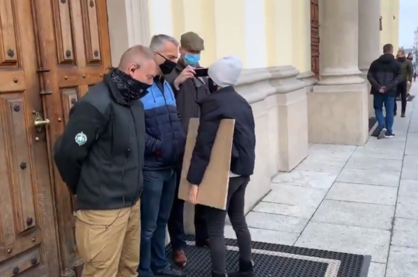 Działacze Młodzieży Wszechpolskiej i Straży Marszu Niepodległości obronili kościoły przed profanacjami