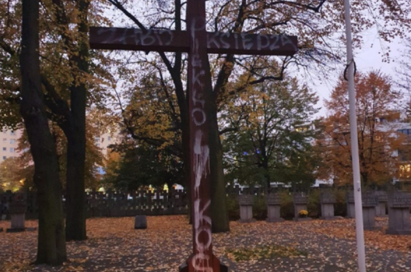 Gdańsk: na krzyżu na Cmentarzu Ofiar Hitleryzmu na Zaspie pojawiły się napisy „zabij księdza” i „piekło kobiet”