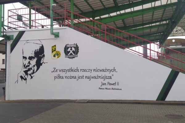 Mural ze świętym Janem Pawłem II na stadionie GKS-u Bełchatów