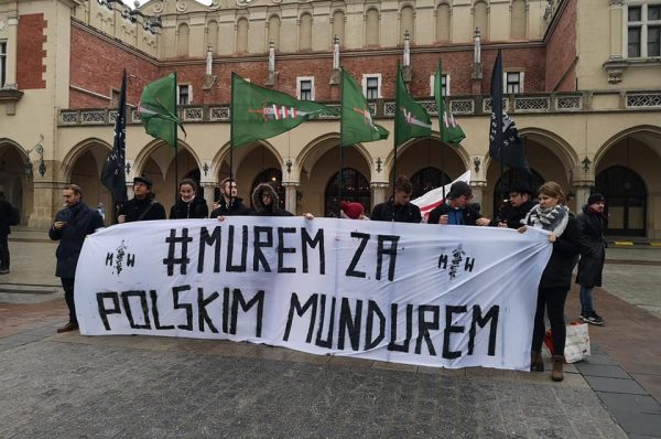 Murem za polskim mundurem! Krakowscy narodowcy wsparli obrońców granic