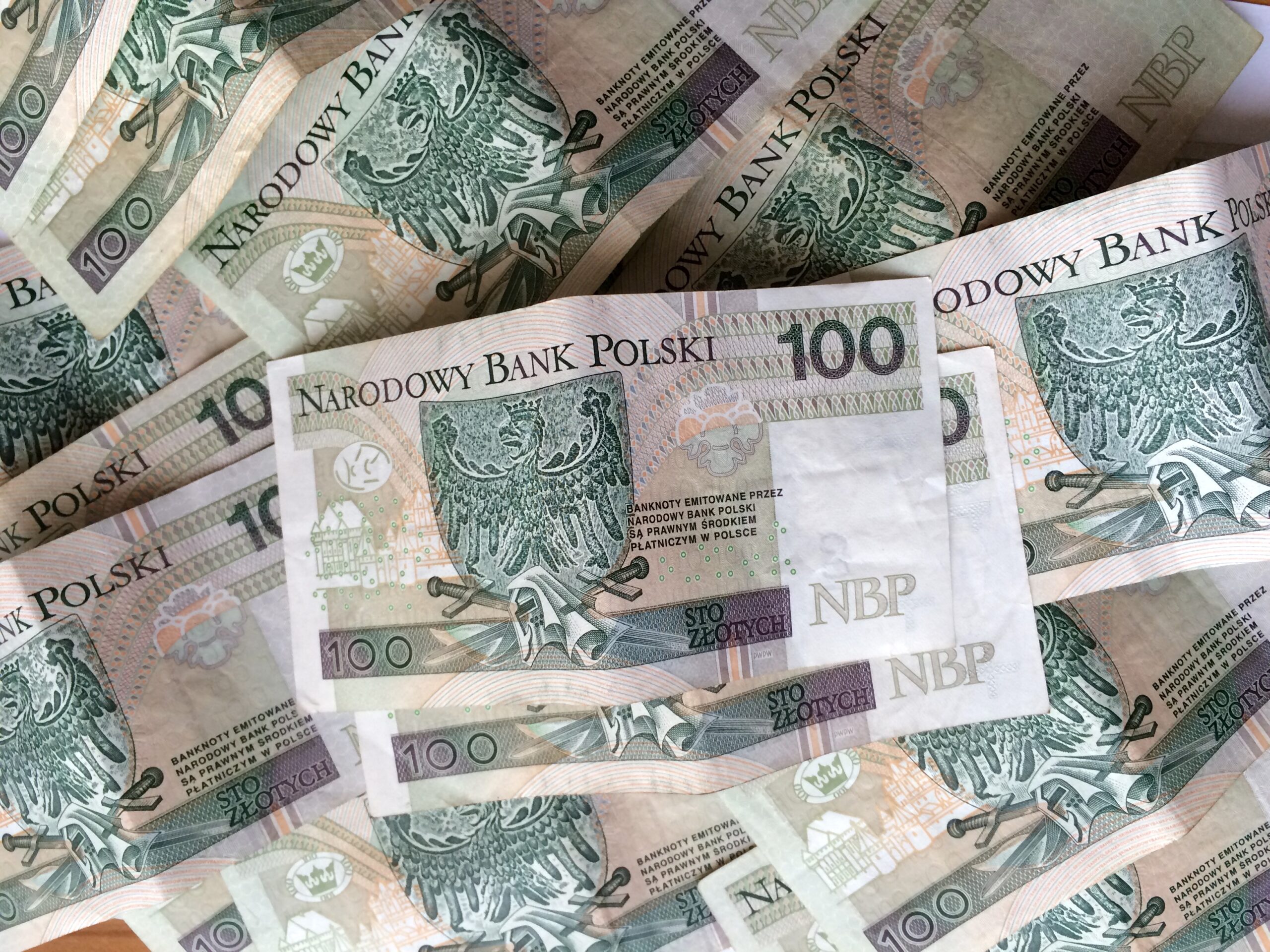 Nadchodzi zakaz płacenia gotówką? Konfederacja ostrzega
