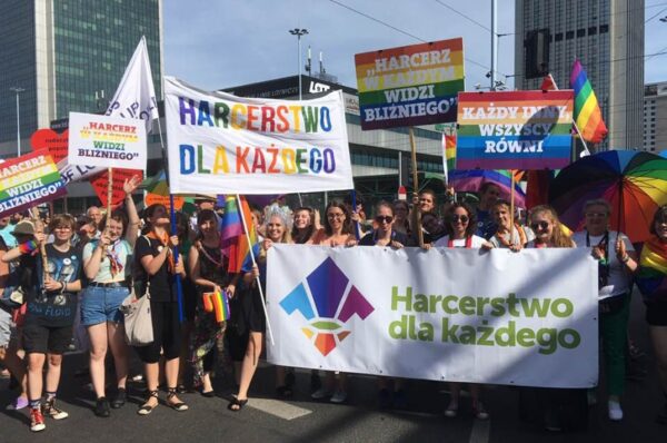 ZHP świętuje „miesiąc dumy” LGBT. Wszechpolacy oburzeni: to plucie na pamięć bohaterów