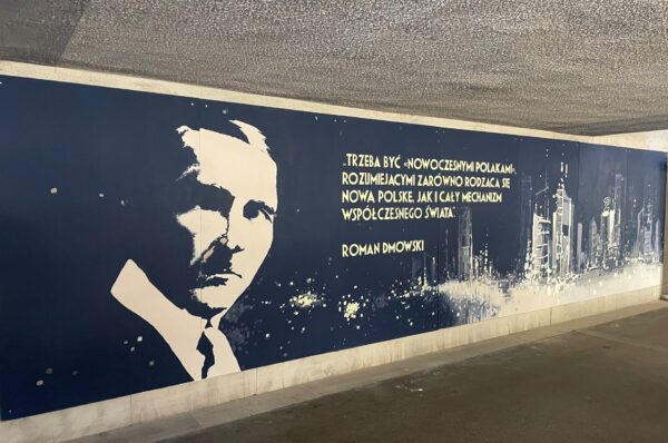 Stacja PKP Warszawa Wschodnia z muralem Romana Dmowskiego