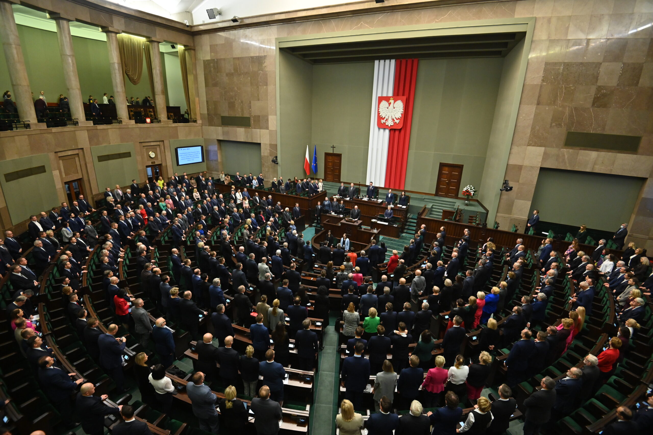 Nowy sondaż: KO zrównuje się z PiS, a Konfederacja z Trzecią Drogą