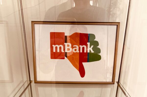 mBank zwiększa opłaty dla polskich klientów, ale nie dla Ukraińców