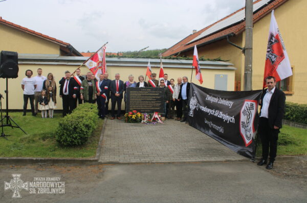 Związek Żołnierzy NSZ upamiętnił wyzwolenie niemieckiego obozu koncentracyjnego w Holiszowie