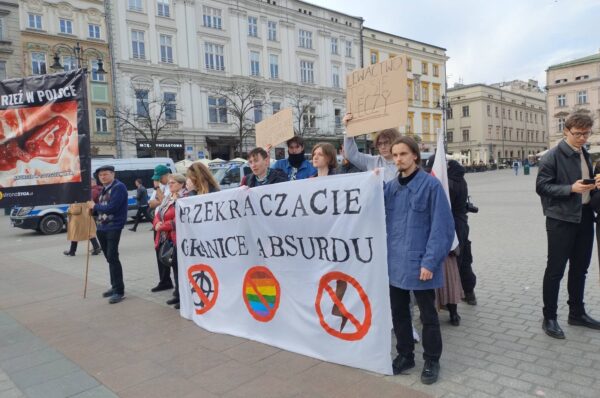 Dwie manifestacje - PRO LIFE i PRO ABORCYJNA w centrum Krakowa
